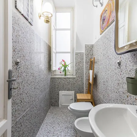Guesthost - Near Palermo's Historic Heart - With Courtyard