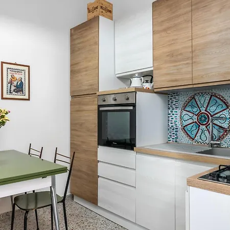 Guesthost - Near Palermo's Historic Heart - With Courtyard *