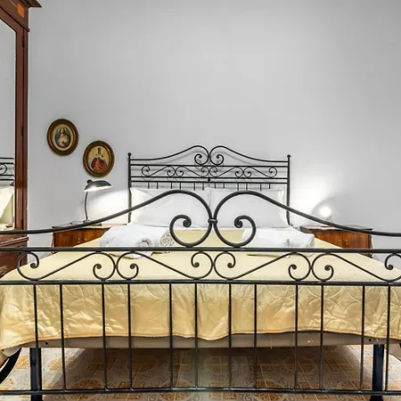 Guesthost - Near Palermo's Historic Heart - With Courtyard Apartament