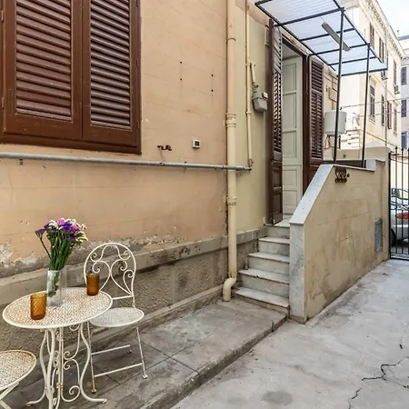 Apartament Guesthost - Near Palermo's Historic Heart - With Courtyard