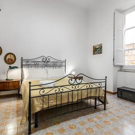 Guesthost - Near Palermo's Historic Heart - With Courtyard Palermo