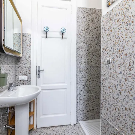 Guesthost - Near Palermo's Historic Heart - With Courtyard Apartament *