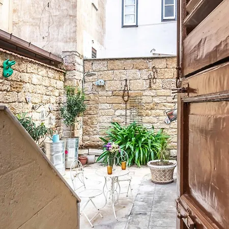 Guesthost - Near Palermo's Historic Heart - With Courtyard Apartament *