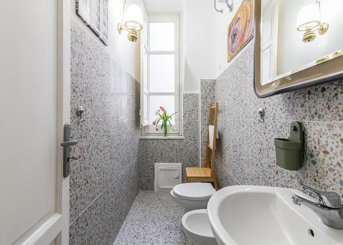 Guesthost - Near Palermo's Historic Heart - With Courtyard