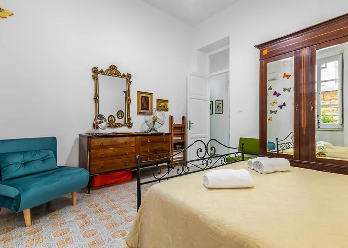 Апартаменты Guesthost - Near Palermo's Historic Heart - With Courtyard Палермо