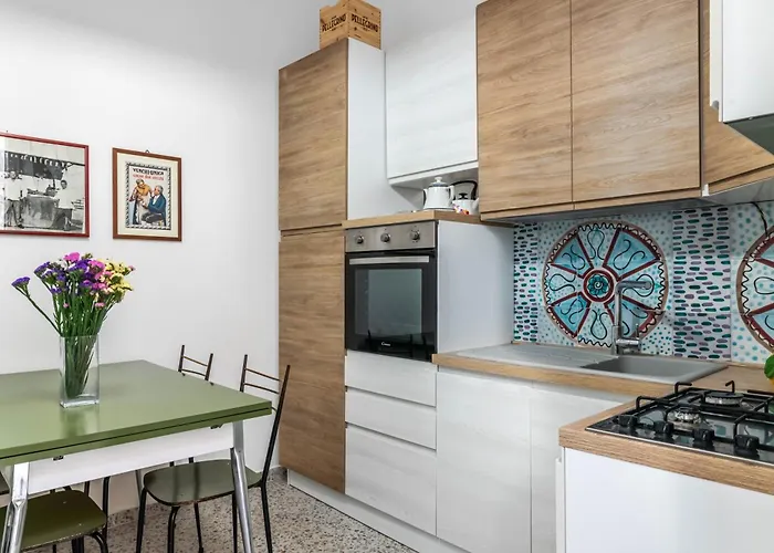Guesthost - Near Palermo's Historic Heart - With Courtyard *