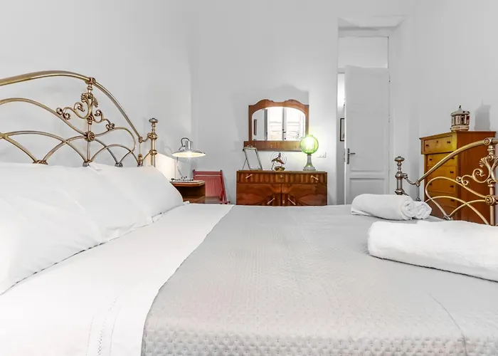 Апартаменты Guesthost - Near Palermo's Historic Heart - With Courtyard Палермо