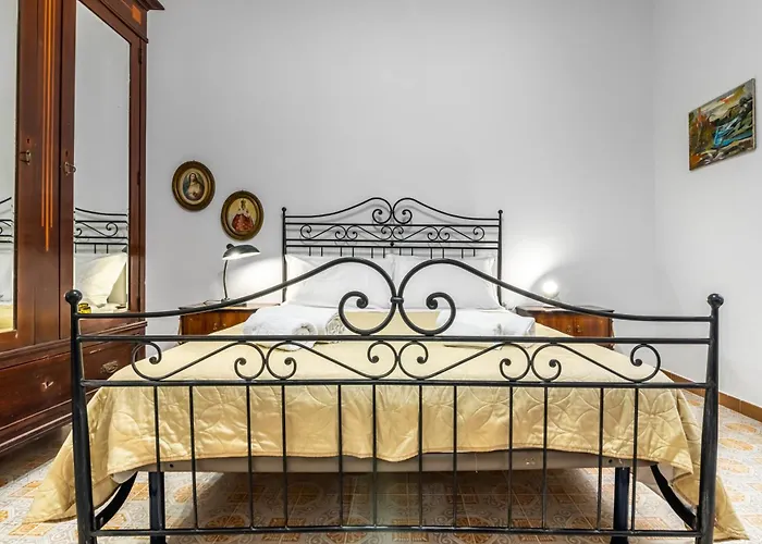 Guesthost - Near Palermo's Historic Heart - With Courtyard Апартаменты