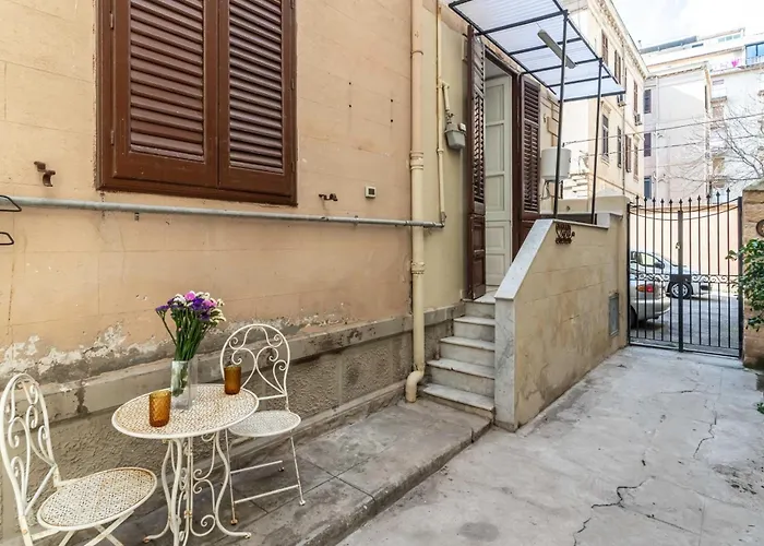 Апартаменты Guesthost - Near Palermo's Historic Heart - With Courtyard