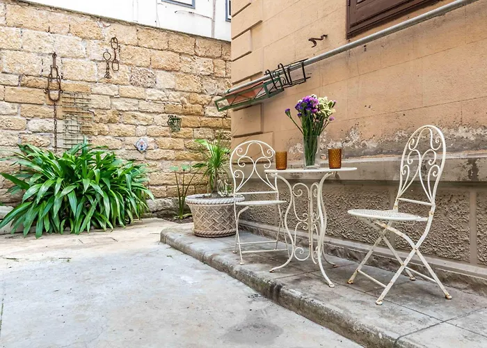 Апартаменты Guesthost - Near Palermo's Historic Heart - With Courtyard Палермо