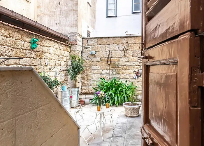 Guesthost - Near Palermo's Historic Heart - With Courtyard Апартаменты *