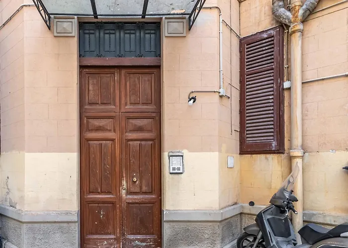 Апартаменты Guesthost - Near Palermo's Historic Heart - With Courtyard Палермо